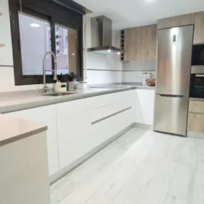 Cocina elegante reformada en Maresme