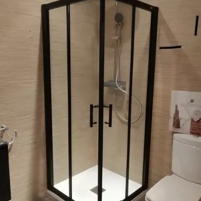 Baño moderno con ducha en Maresme