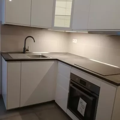 Cocina minimalista reformada en Maresme