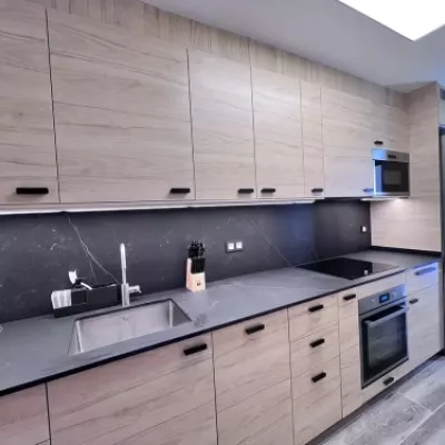 Cocina reformada con electrodomésticos integrados