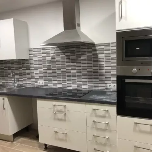 Cocina reformada en estilo limpio y funcional