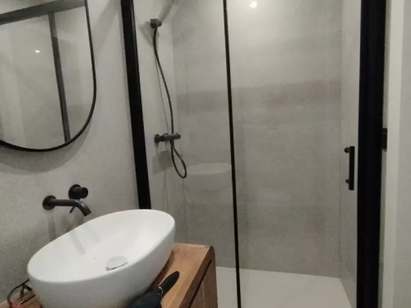 Baño contemporáneo reformado en Maresme