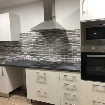 Cocina reformada en estilo limpio y funcional