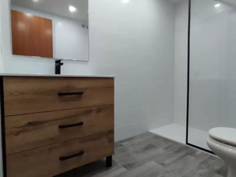 Reforma de baño moderno en el Maresme