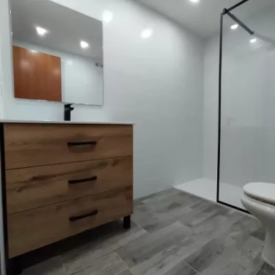 Reforma de baño moderno en el Maresme