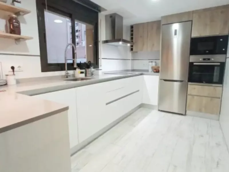 Cocina elegante reformada en Maresme