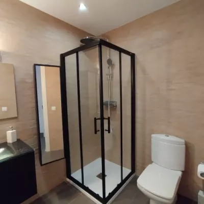 Reforma de baño con cerámica moderna en Maresme