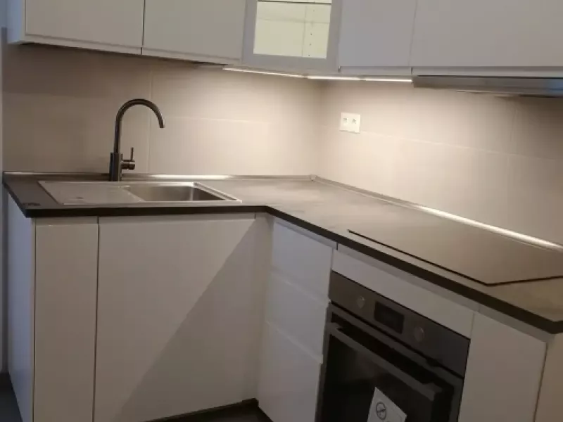 Cocina minimalista reformada en Maresme