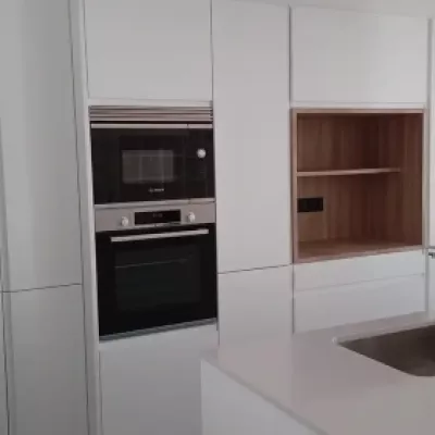Cocina reformada de estilo limpio en Maresme