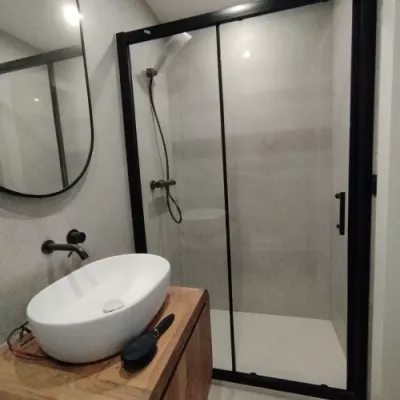 Baño contemporáneo reformado en Maresme
