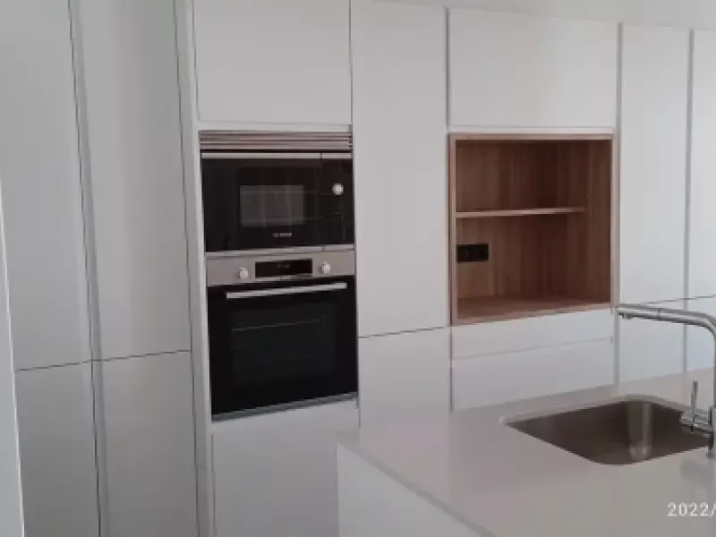 Cocina reformada de estilo limpio en Maresme