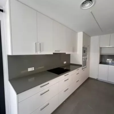 Cocina de diseño moderno reformada en Maresme